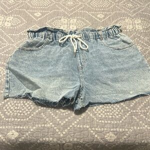 Light wash jean shorts size large